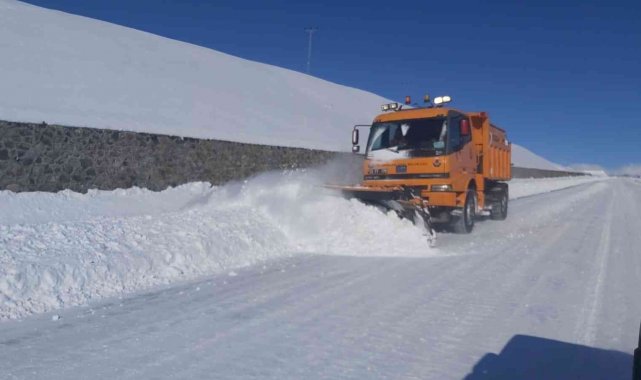 Tunceli'de kapalı bulunan 162 köy yolunu açma çalışmaları sürüyor