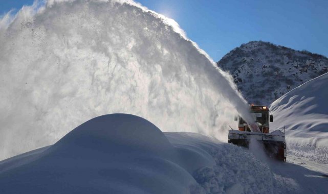 Tunceli'de kapalı bulunan 69 köy yolunu ulaşıma açma çalışmaları sürüyor
