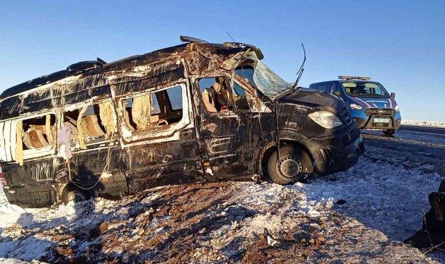 Tunuvadan dönen öğrencilerin servisi devrildi: 11 yaralı