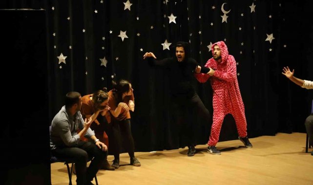 Turgutlu Belediye Tiyatrosu "Torbalar gözaltı yeniden" ile sahnede