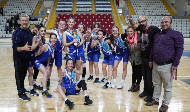 Turgutlu Lisesinin perileri adını yarı finale yazdırdı