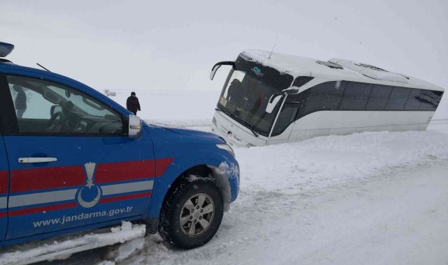 Turist taşıyan otobüs devrilmek üzereyken durdu, şans eseri yaralanan olmadı