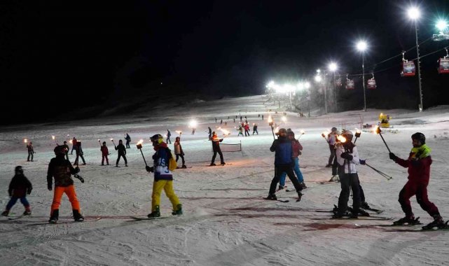 Turistler Erciyes'te yeni yılı meşalelerle karşıladı