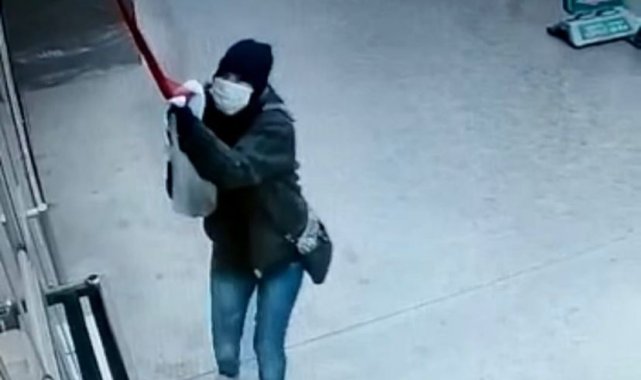 Türk bayrağına saldıran kadın hastanede gözlem altına alındı