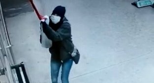 Türk bayrağına saldıran kadın hastanede gözlem altına alındı