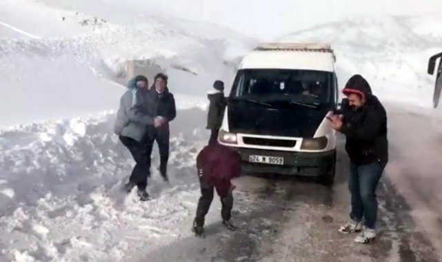 Türk halk müziği sanatçısı Erzincan'ın kar keyfi