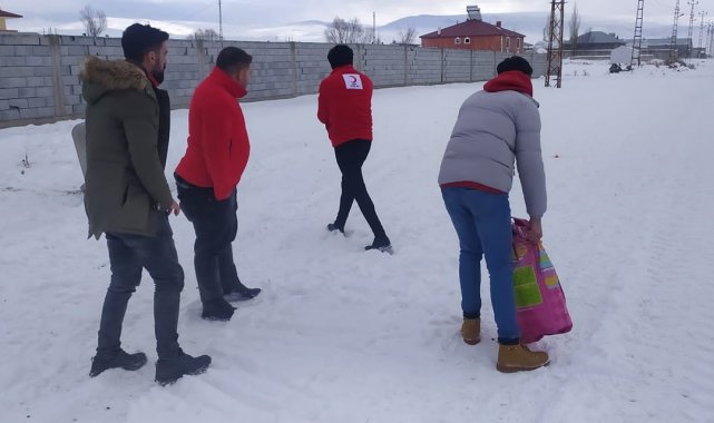 Türk Kızılay Diyadin gönüllüleri sokak hayvanlarını unutmadı