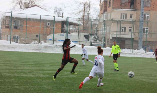 Turkcell Kadın Futbol Süper Ligi: Hakkari Gücü Kadın Takımı: 1 - Fatih Karagümrük: 1