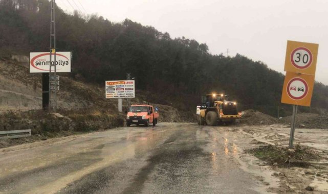 Türkeli-Çatalzeytin karayolunda heyelan