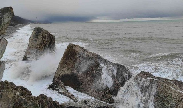 Türkeli'de etkili olan fırtınada gemiler limana sığındı