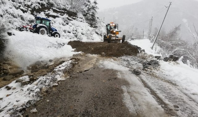 Türkeli'de köy yolu çöktü