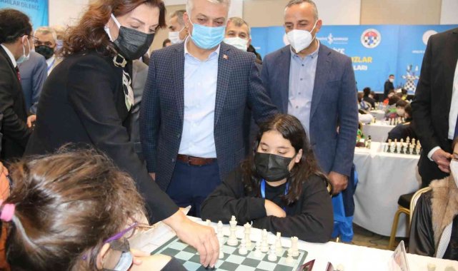 Türkiye Küçük ve Yıldızlar Satranç Şampiyonası&#039;nda ilk hamleler yapıldı
