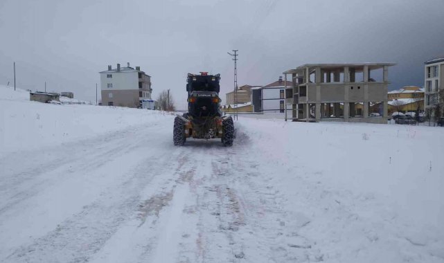 Tuşba Belediyesinin karla mücadele çalışmaları sürüyor