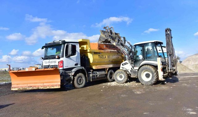Tuzla Belediyesi ekipleri karla mücadele çalışmalarını aralıksız sürdürüyor