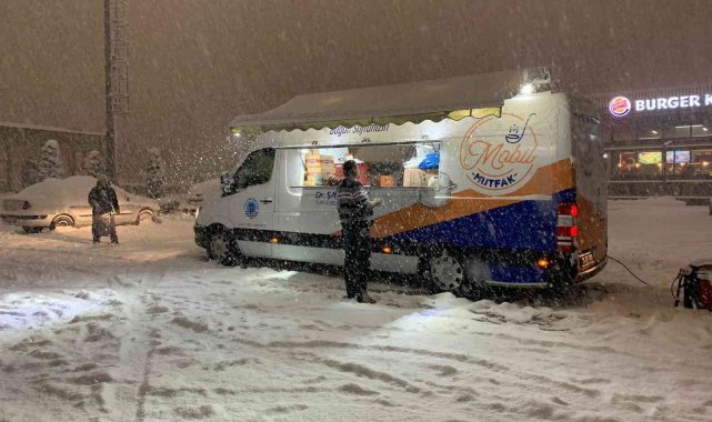 Tuzla Belediyesi, kar nedeniyle mahsur kalan vatandaşlara sıcak çorba ikramında bulundu