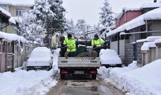 Tuzla Belediyesi kar temizleme çalışmalarını aralıksız sürdürüyor