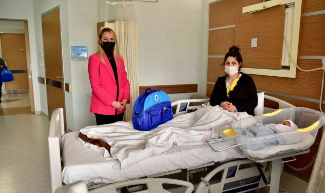 Tuzla'da 2022'nin ilk bebek ve annelerine Başkan Yazıcı'dan hediye