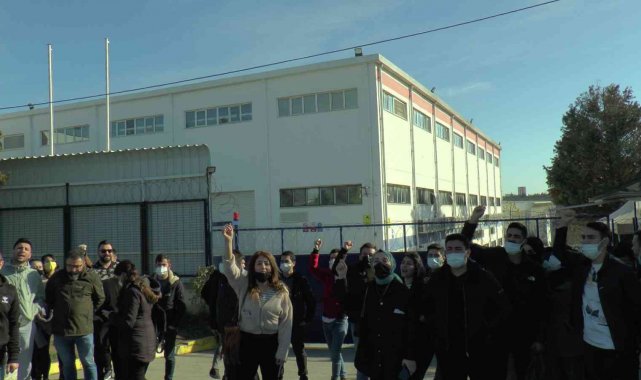 Tuzla'da işten çıkarılan Oppo çalışanları, fabrika önünde eyleme başladı
