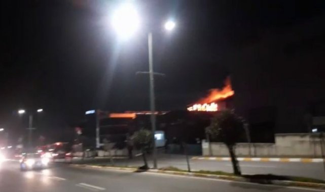 Tuzla'da mobilya fabrikası alev alev yandı