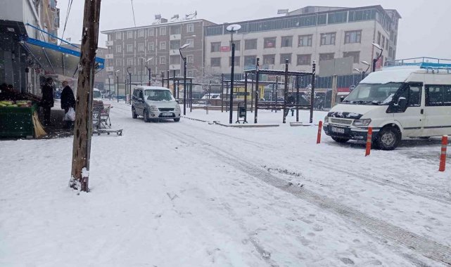 Tuzluca'da kar yağışı etkili oluyor