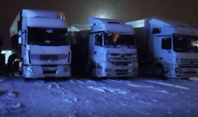 Ulaşıma kar yağışı engeli, araçların geçişi durduruldu