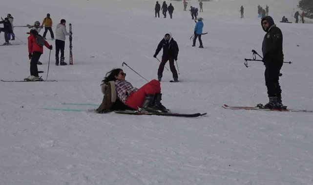 Uludağ'da yılın ikinci günü pistlerde yoğunluk yaşandı