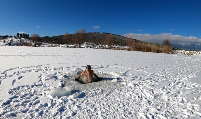 Uludağ'ın buz tutan göllerini testere ile kesti...Üzerinde yürüyüp altında yüzüyor