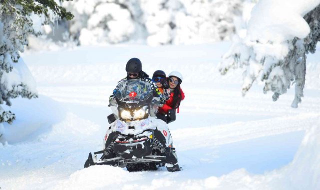 Uludağ'ın karda gidilmeyen yerlerini kar motoruyla keşfediyorlar