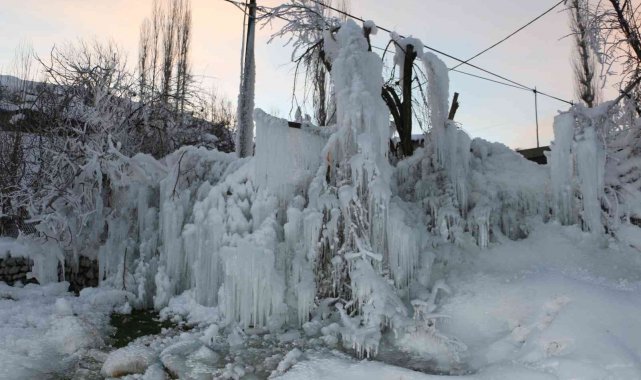 Uludere&#039;de çeşme borusunun patlamasıyla buz sarkıtları oluştu
