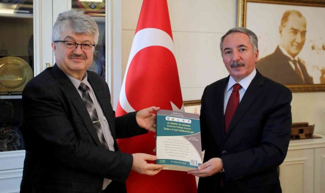Uluslararası İslâmî ve İnsanî Araştırmalar Sempozyumu kitabı AİÇÜ Rektörü Prof. Dr. Karabulut&#039;a takdim edildi