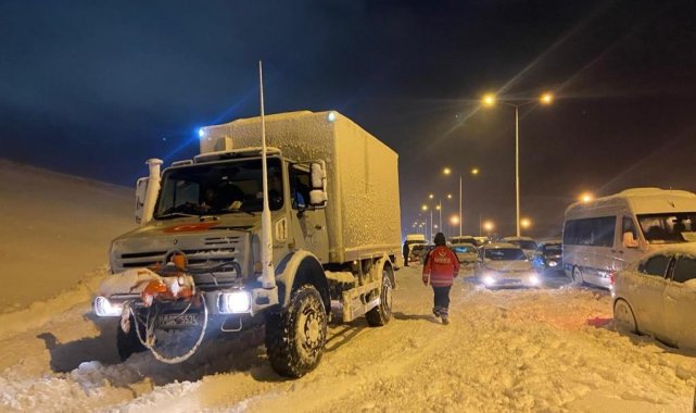 UMKE ekipleri, kanser hastası yaşlı amcaya karlı yolları aşarak ulaştı