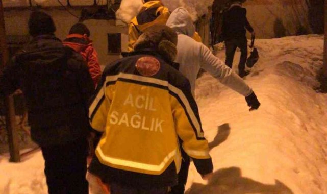 UMKE ekipleri kardan kapanan yolda kanser hastasını 600 metre sedyeyle ambulansa taşıdı