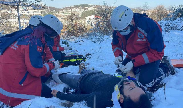 UMKE, karda ayağını kıran genci kurtardı