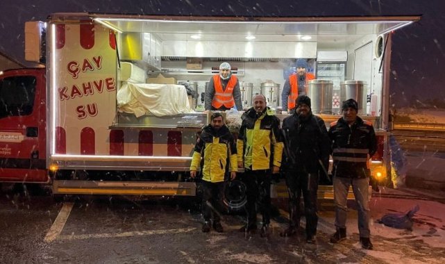 Ümraniye Belediyesinden yolda kalan vatandaşlara sıcak ikram