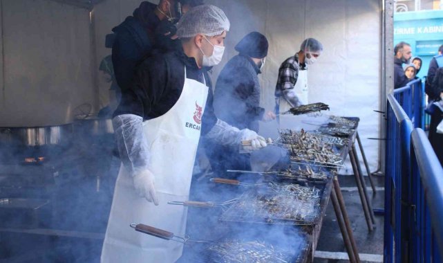 Ümraniye'de '7. Hamsi ve Horon Festivali'nde 10 ton hamsi dağıtıldı