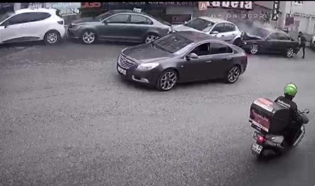 Ümraniye'de aşırı hız yapan sürücü park halindeki 3 araca çarptı