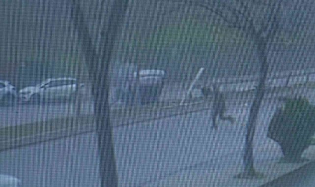 Ümraniye'de kaygan zeminde ağaç ve direğe çarpıp yola savruldu