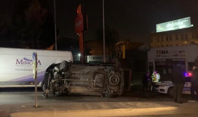 Ümraniye'de ticari araca çarpan otomobil yan yattı
