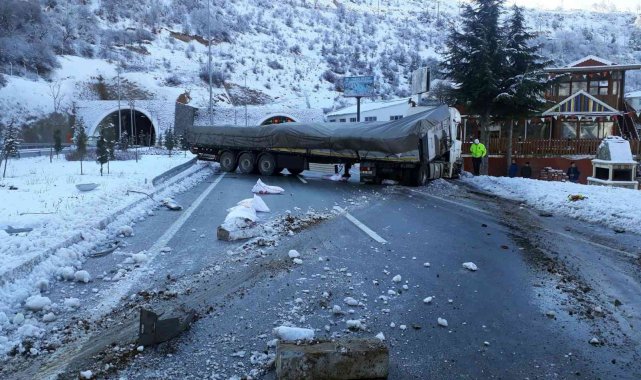 Un yüklü tır buzlu yolda kaza yaptı: 1 yaralı