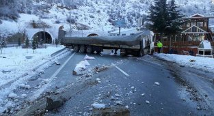 Un yüklü tır buzlu yolda kaza yaptı: 1 yaralı