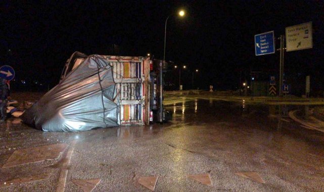 Un yüklü tır devrildi, faciadan dönüldü