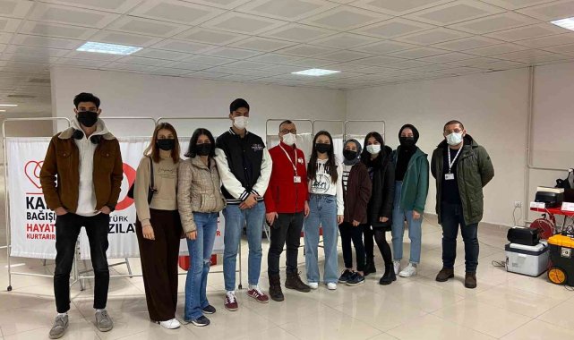 Üniversite öğrencileri kan bağışına dikkat çekti