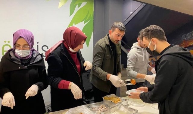 Üniversite öğrencilerine sınav haftasında ev yapımı ikram