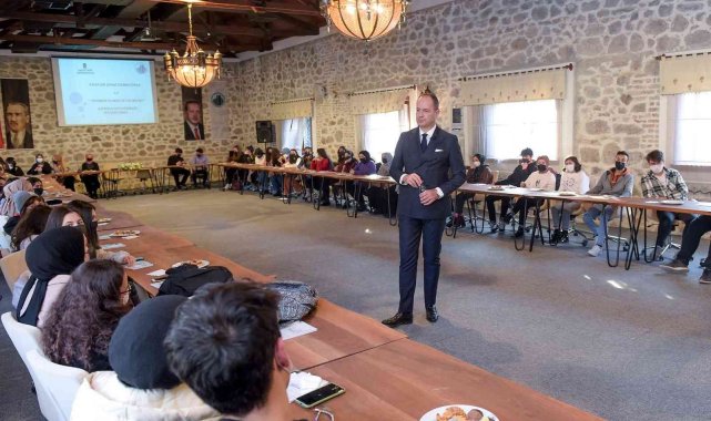 Üniversite sınavına girmeye hazırlanan gençler alanında uzman kişilerle tanışıyor