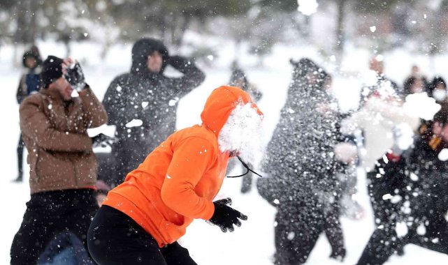 Üniversitede öğrenci ve akademisyenlerin kartopu savaşı