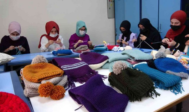 Üniversiteli öğrenciler ördükleri atkı ve berelerle köy okulundaki öğrencileri ısıtıyor