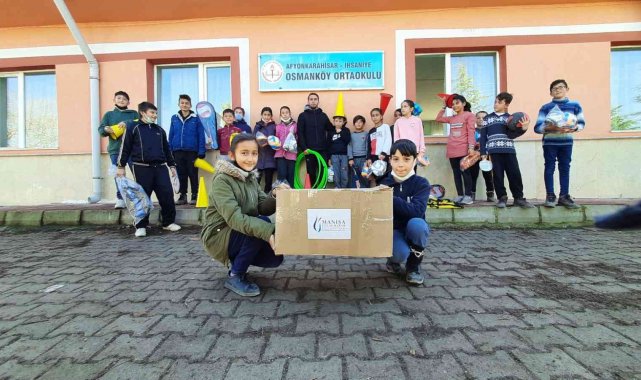 Üniversiteli öğrencilerinden, ortaokul öğrencilerine duygulandıran bağış