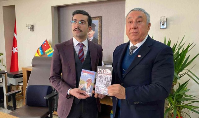 Ünsal "Soykırım ve Yüreğim İrevan'da Kaldı" romanını kaymakam Köroğlu'na hediye etti