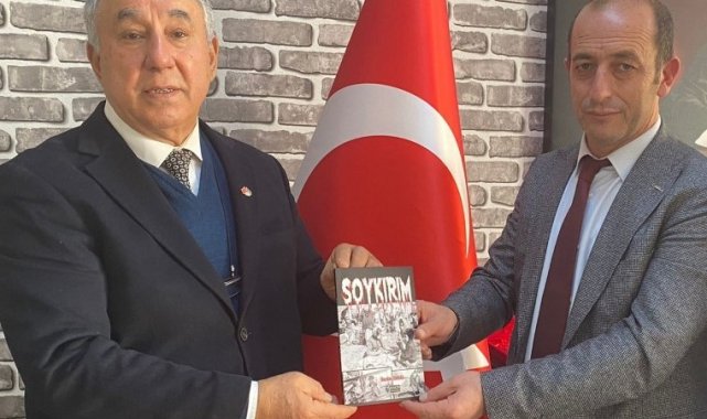 Ünsal, "Soykırım" kitabını Demirel'e hediye etti