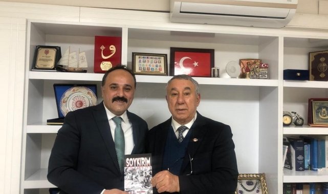 Ünsal, "Soykırım" kitabını Önal'a hediye etti